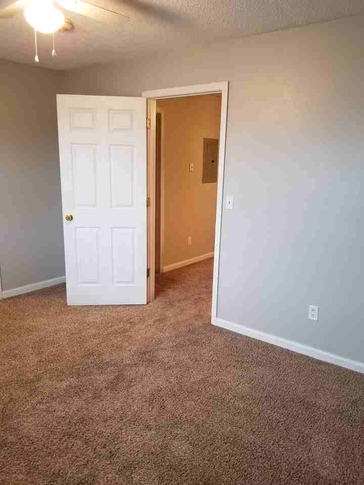 1542 Diuguid Dr Apt G - Photo 3 of 5