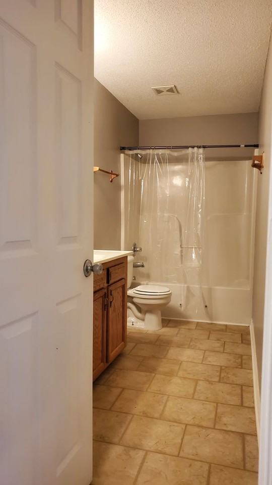 1542 Diuguid Dr Apt I - Photo 5 of 9