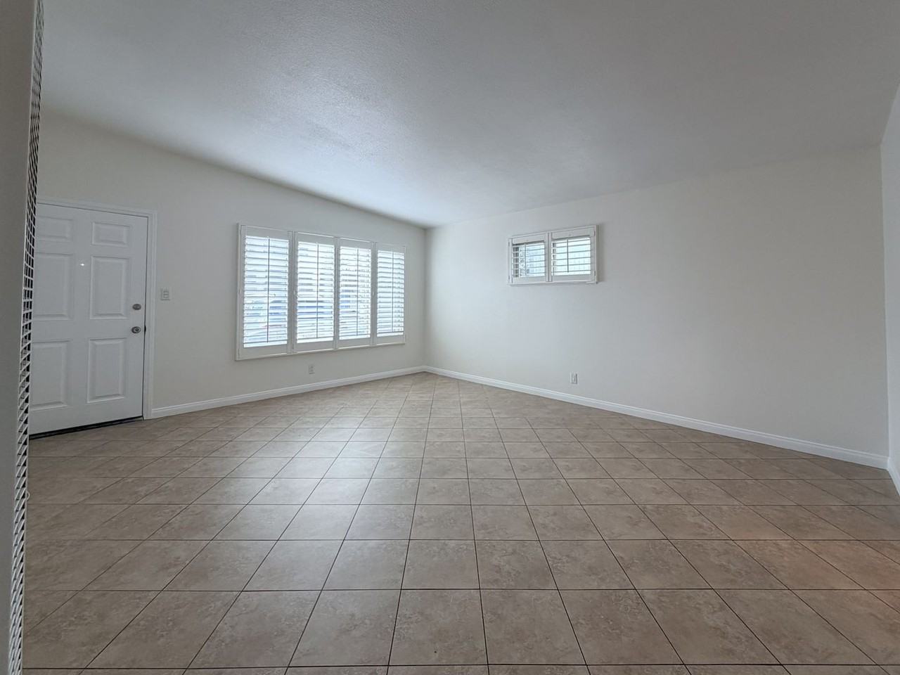 1065 Belfast Ln - Photo 4 of 25