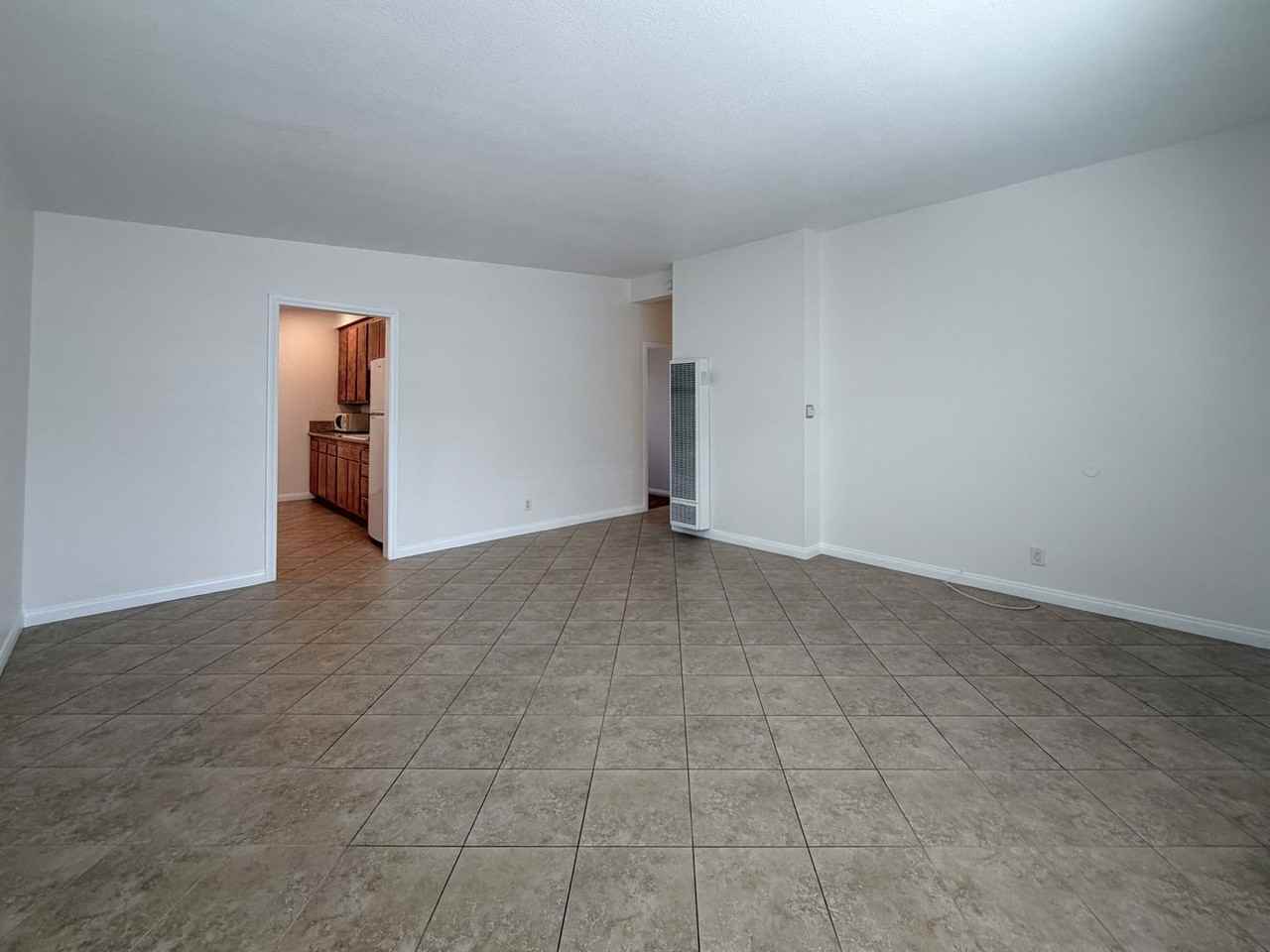 1065 Belfast Ln - Photo 5 of 25