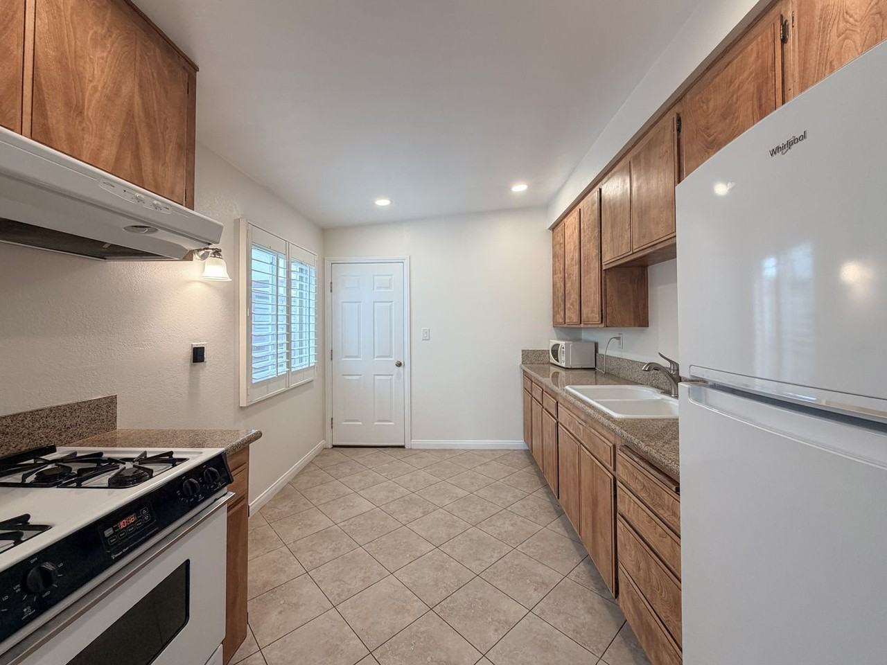 1065 Belfast Ln - Photo 7 of 25