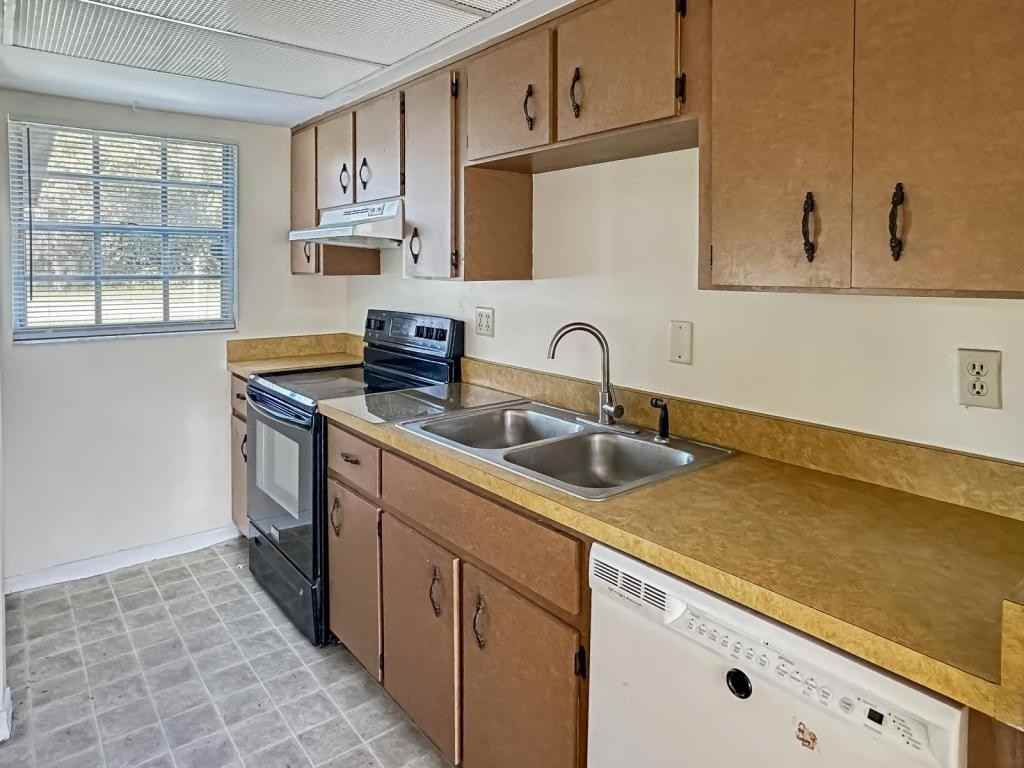 590 Belltower Ave - Photo 2 of 16