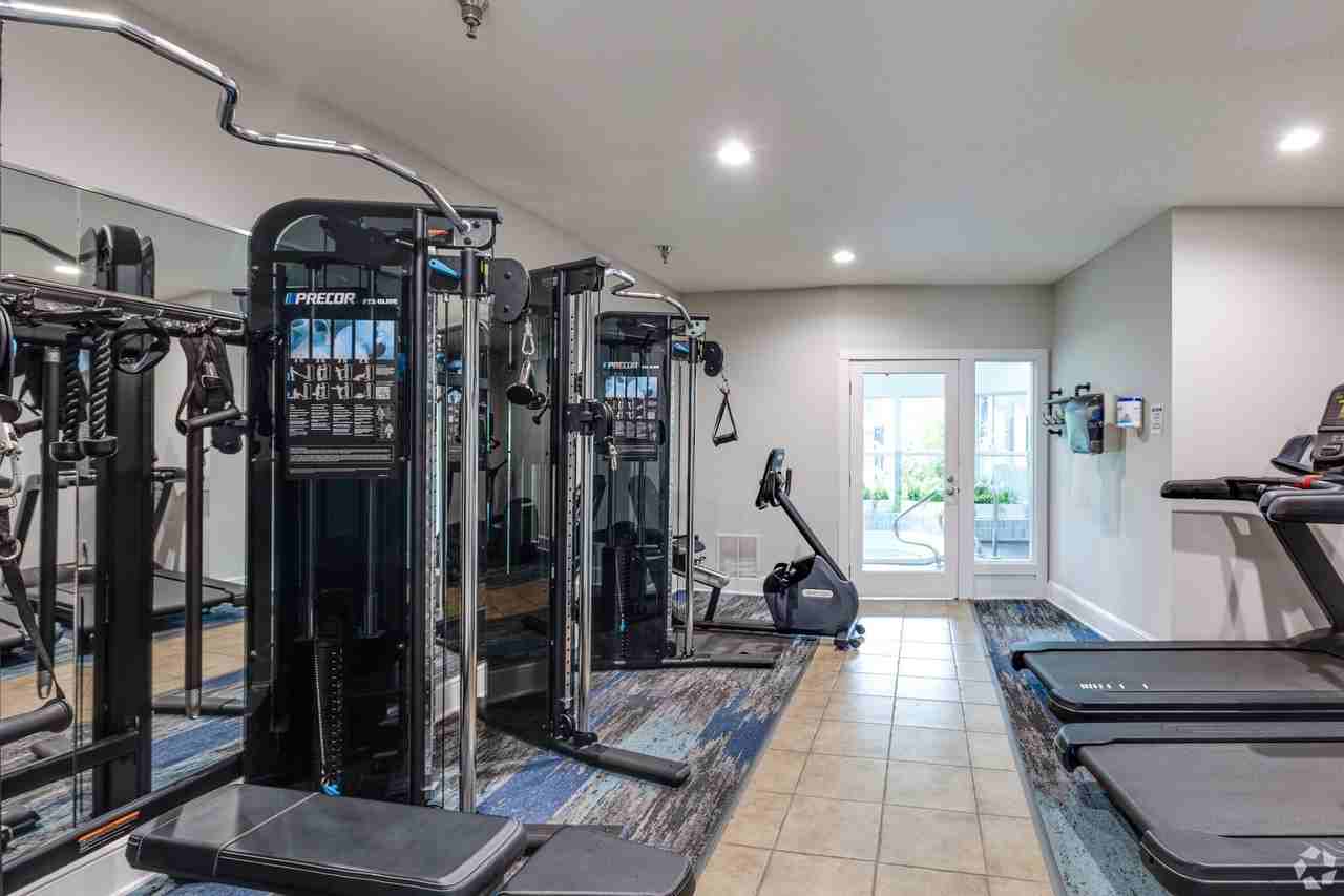 Lake Place Luxury Apartments & Townhomes - Photo 6 of 33