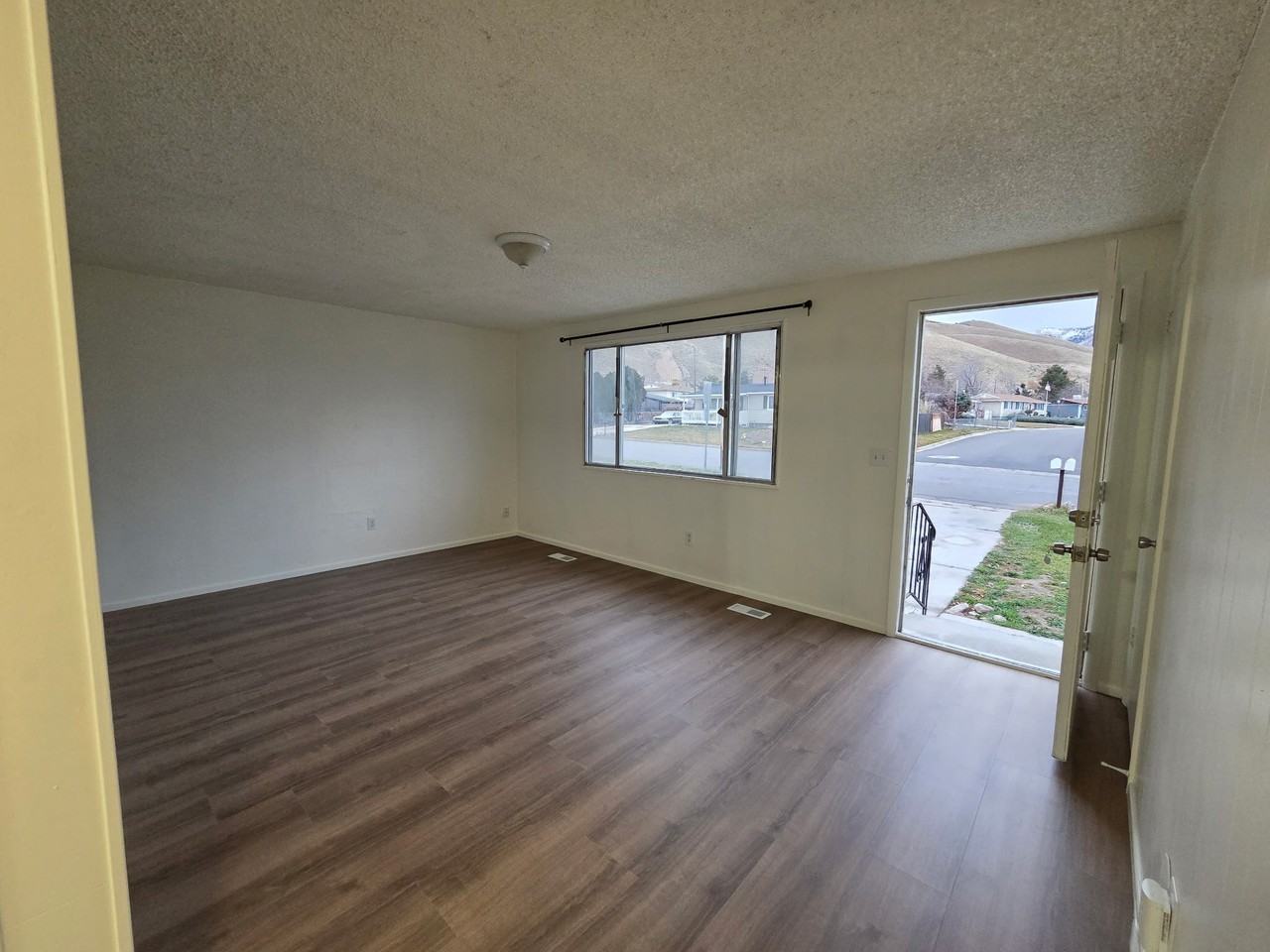 634 Timpie Rd - Photo 6 of 33