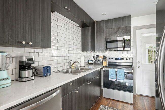 201 Nassau St - Photo 7 of 21