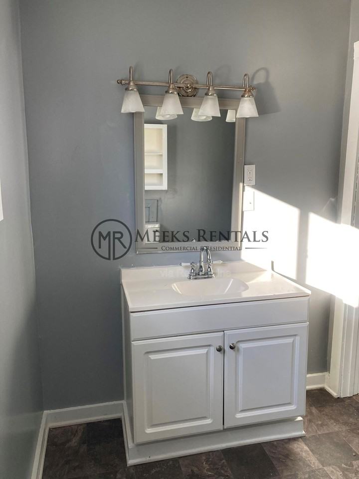 408 1st St #1 - Photo 3 of 13