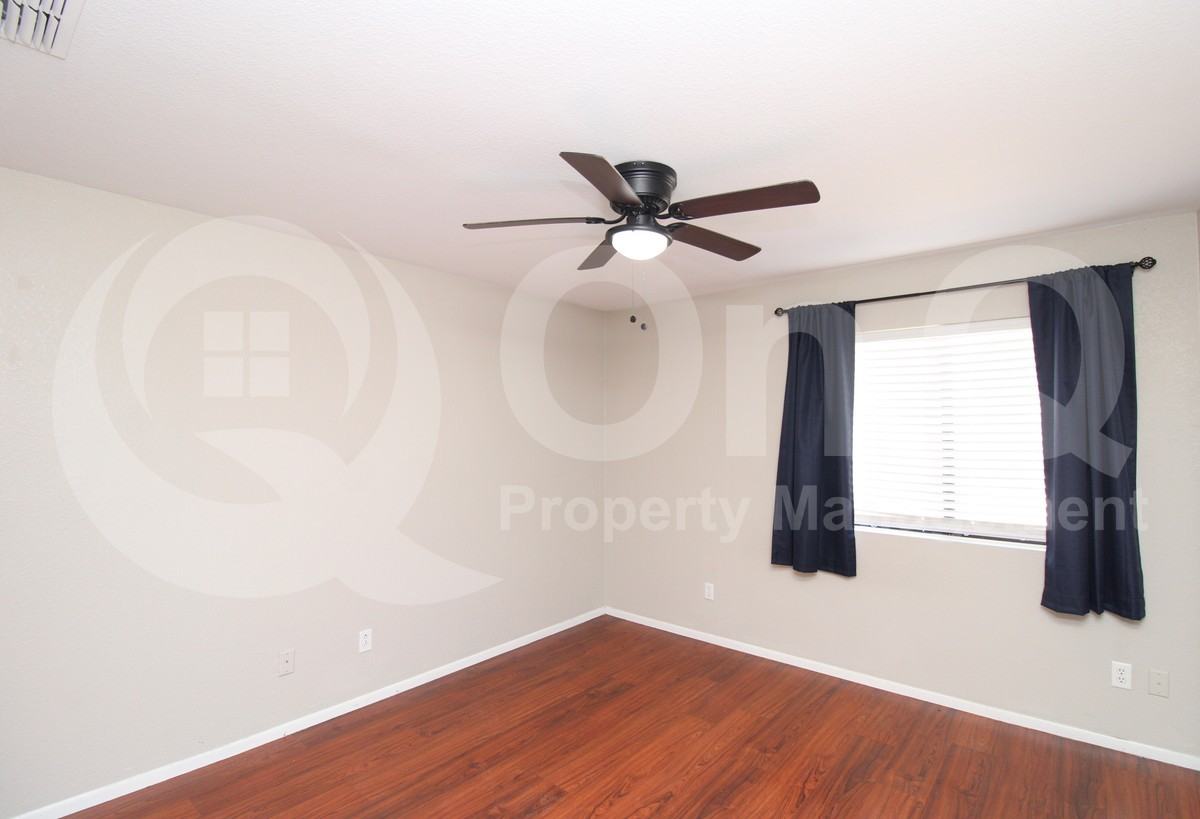 2138 E Robin Ln - Photo 7 of 18