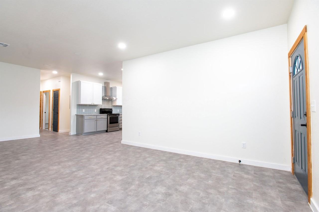 2883 N Oliver St - Photo 2 of 26