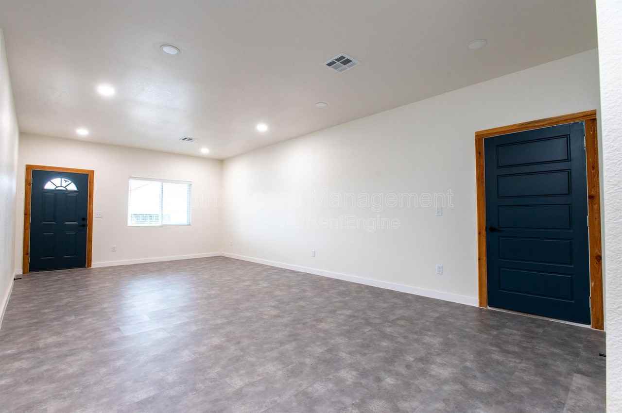 2883 N Oliver St - Photo 5 of 26