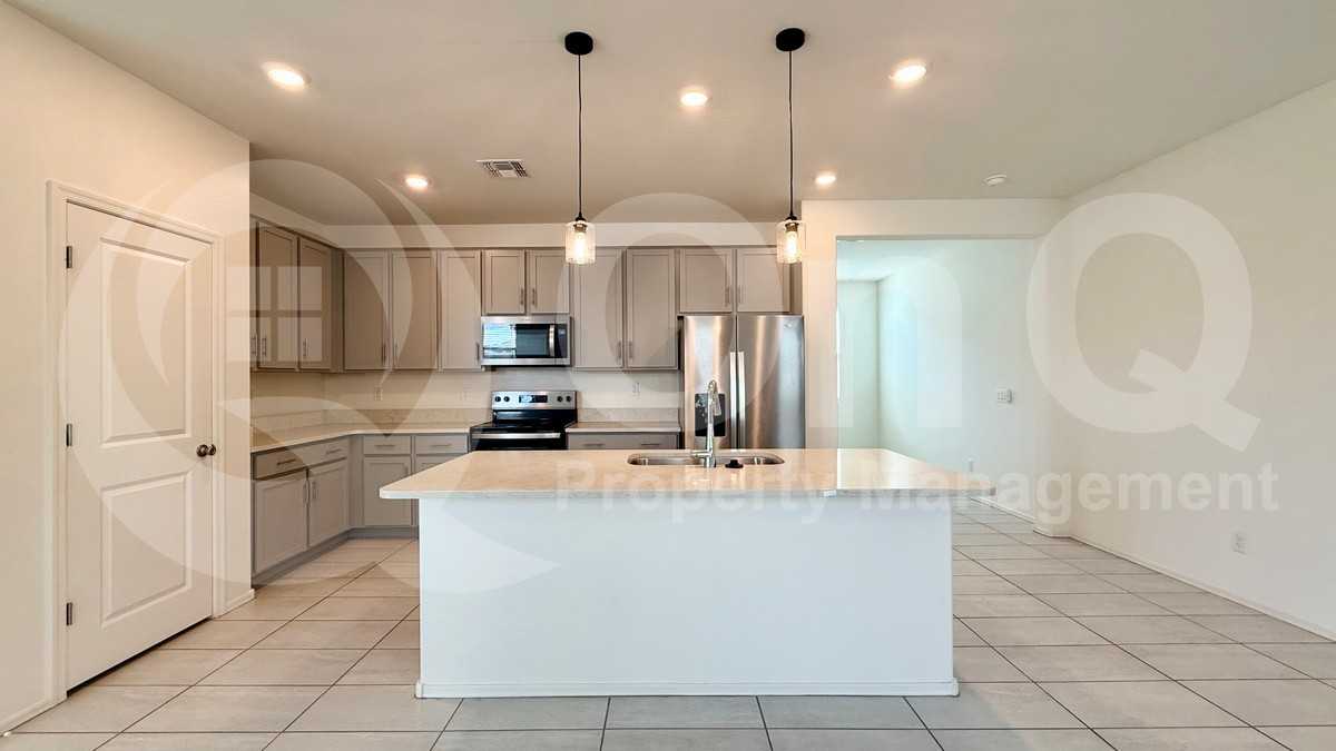 8343 W Illini St - Photo 5 of 20