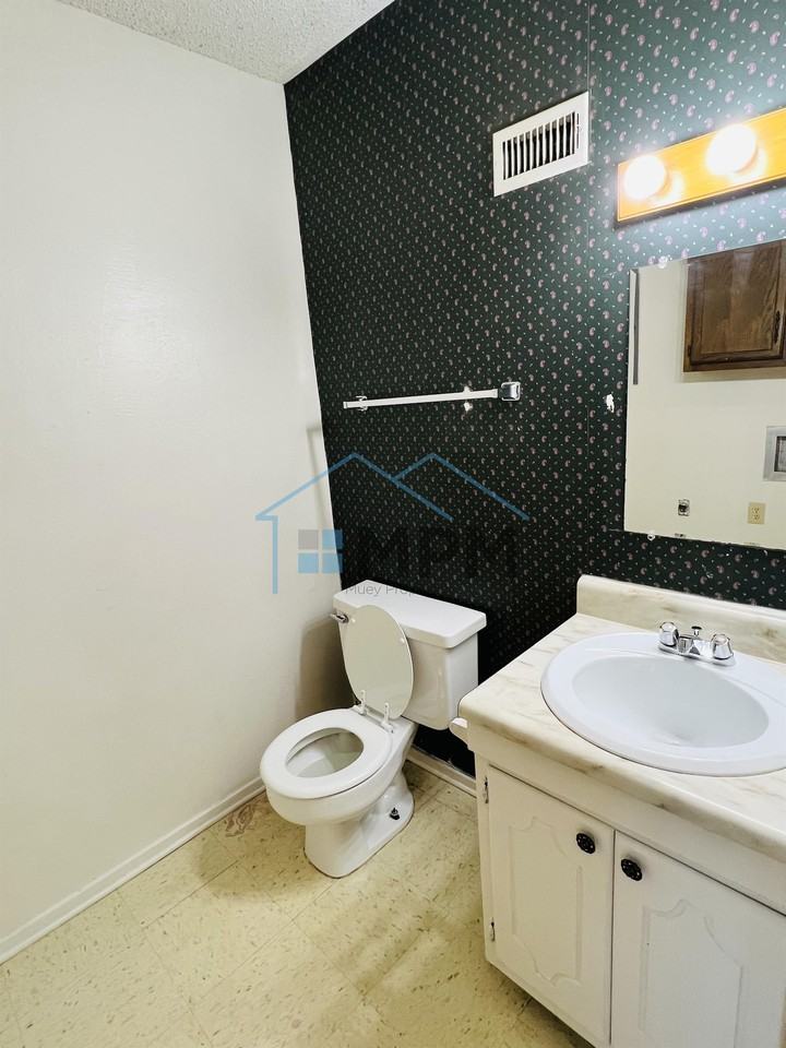 9 Briarwood Cir #1 - Photo 4 of 13