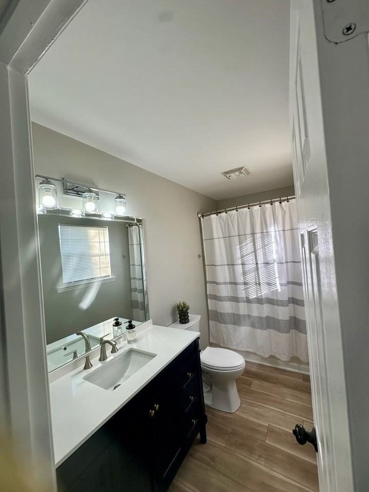 103 E Locust St - Photo 2 of 13