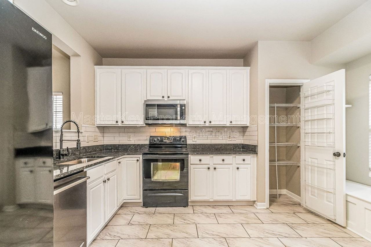 123 Baberton Dr - Photo 3 of 28