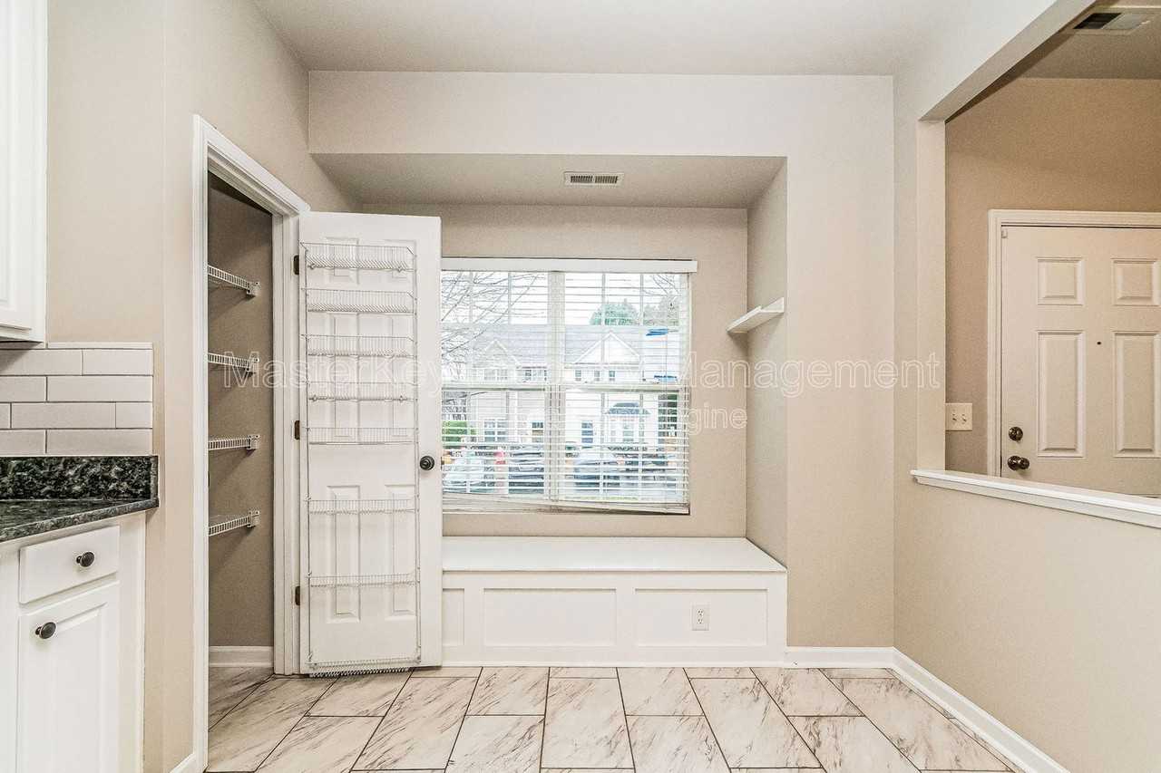 123 Baberton Dr - Photo 5 of 28