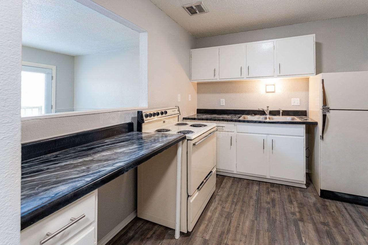 1431 Cambridge Pl #18 - Photo 3 of 24