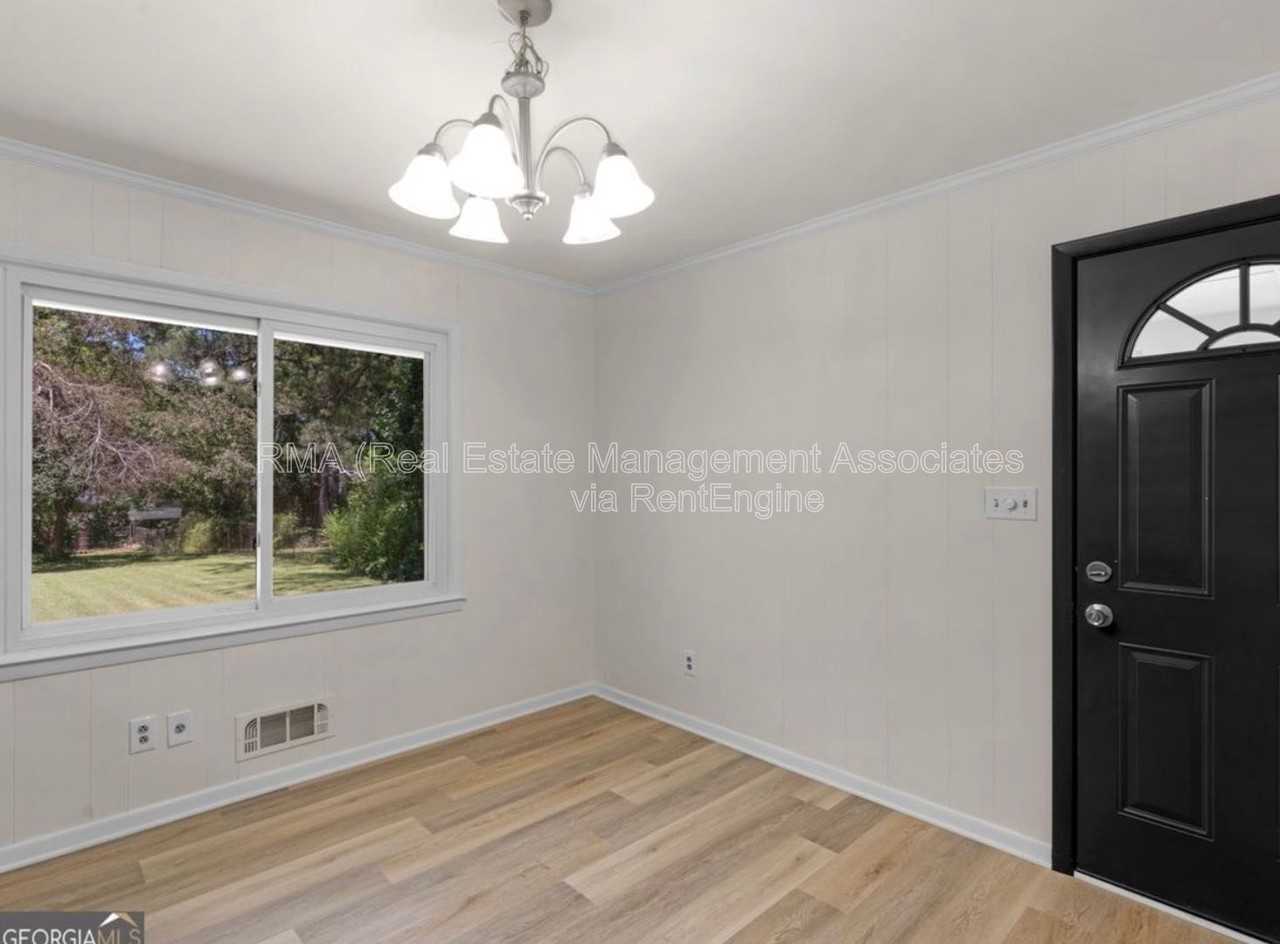 3548 Meadowview Ct - Photo 2 of 11