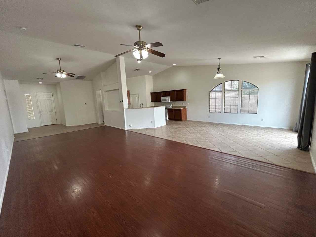 2202 W Carter Rd - Photo 5 of 22