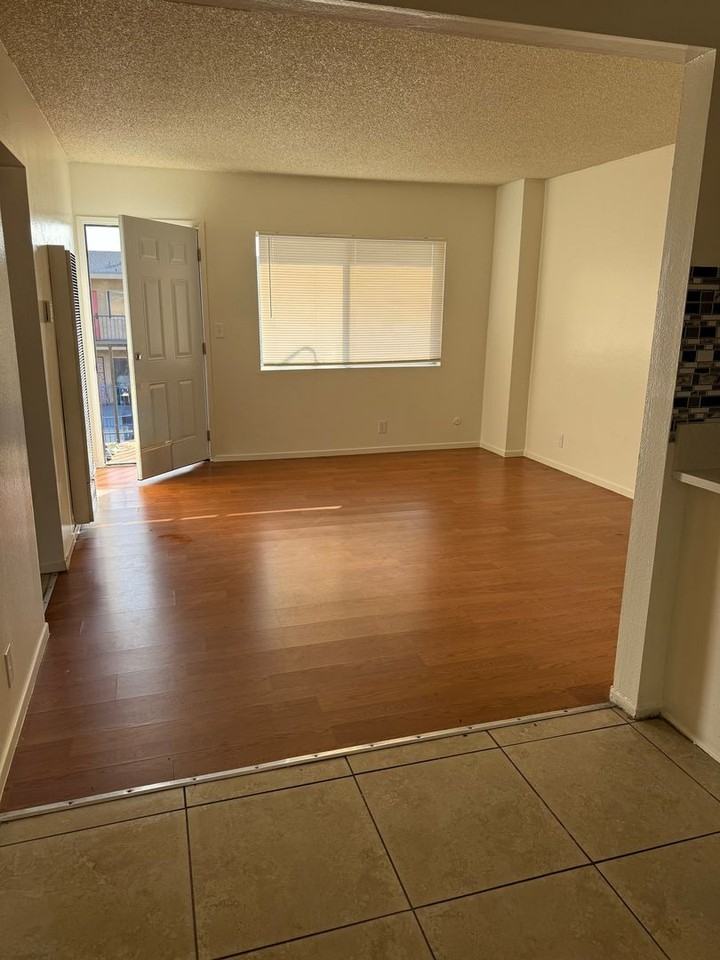 13701 Yukon Ave - Photo 4 of 11