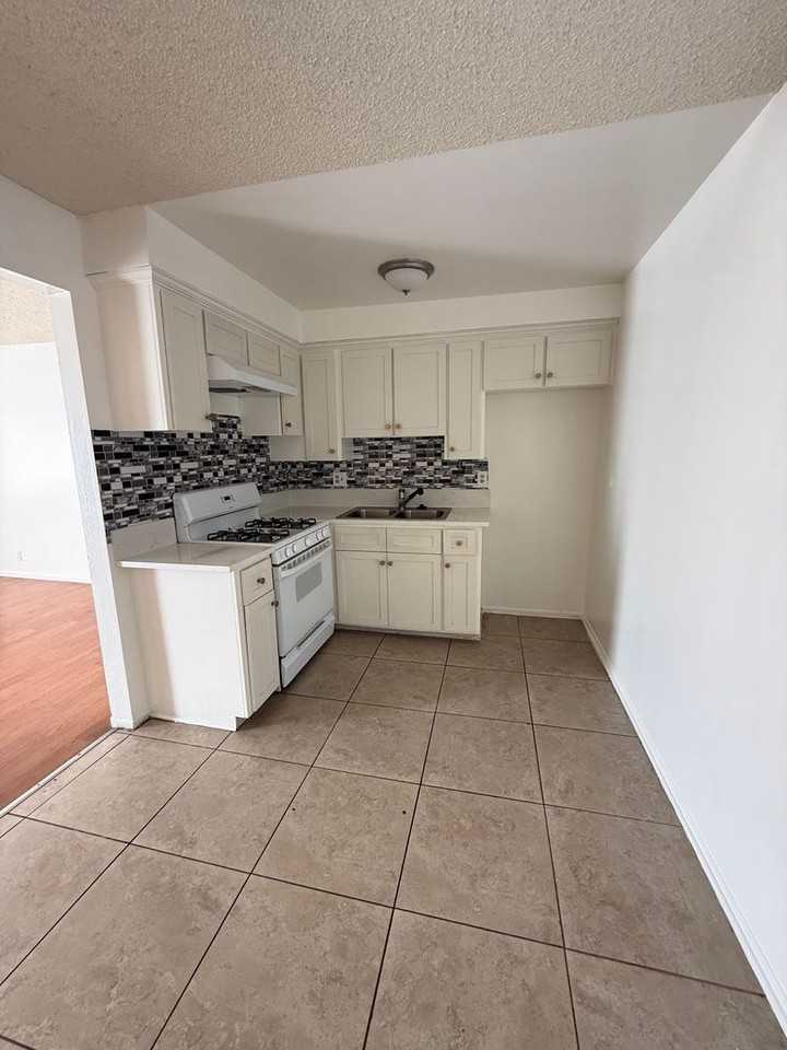 13701 Yukon Ave - Photo 5 of 11