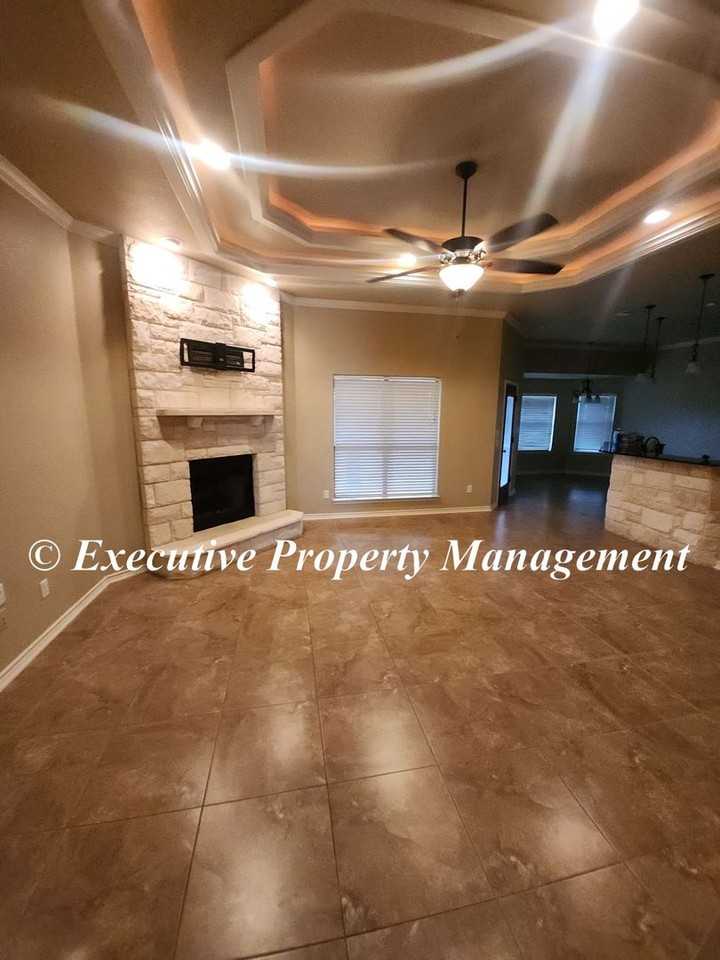 2906 Traditions Dr - Photo 3 of 20