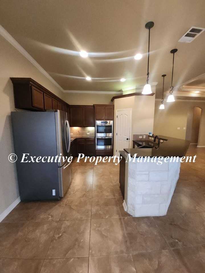 2906 Traditions Dr - Photo 4 of 20