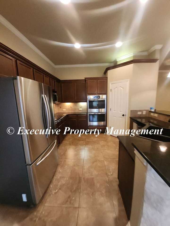 2906 Traditions Dr - Photo 5 of 20