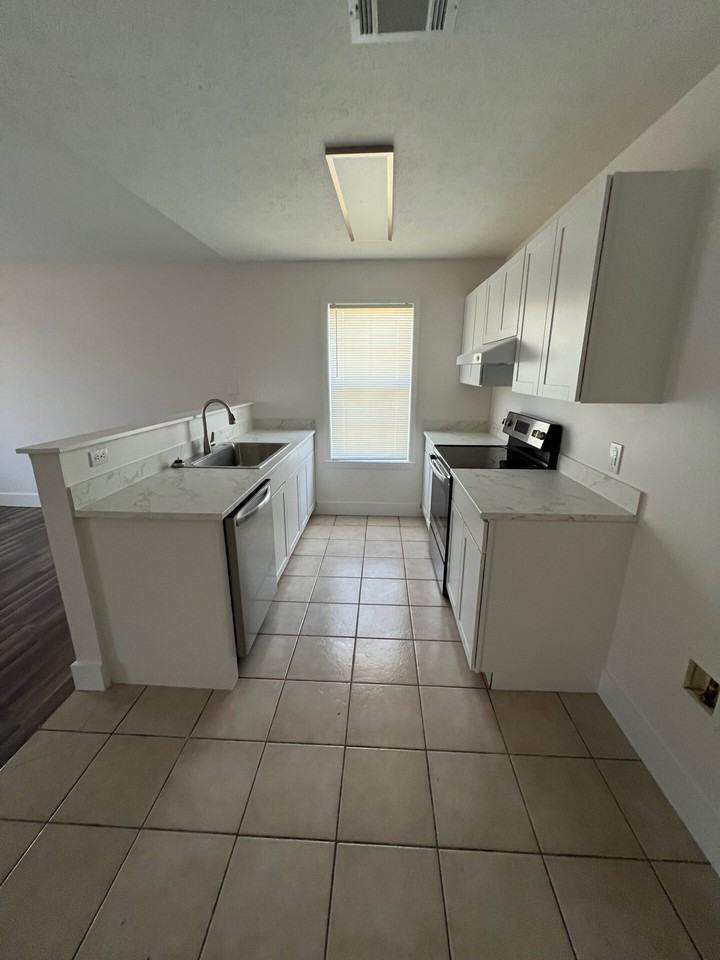 2603 Lagoon Knoll Drive #2 - Photo 5 of 8