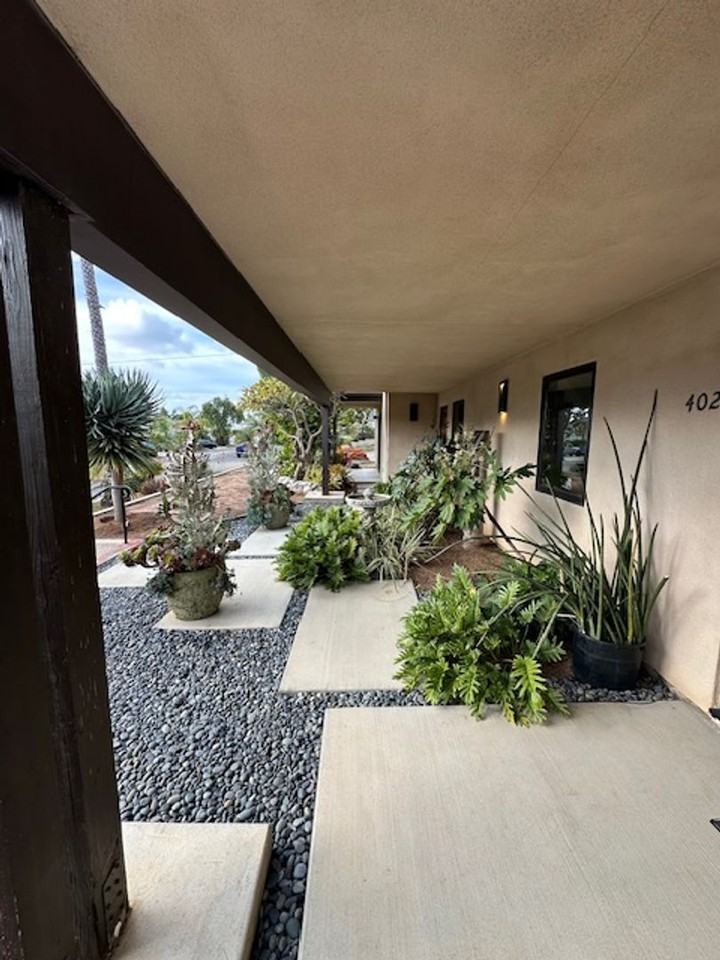 402 S Clementine St - Photo 5 of 18