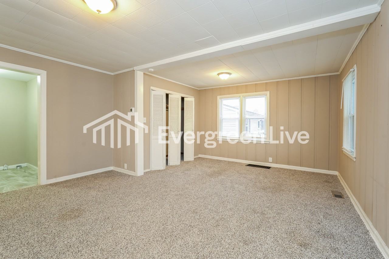 222 Charles Ave - Photo 4 of 15