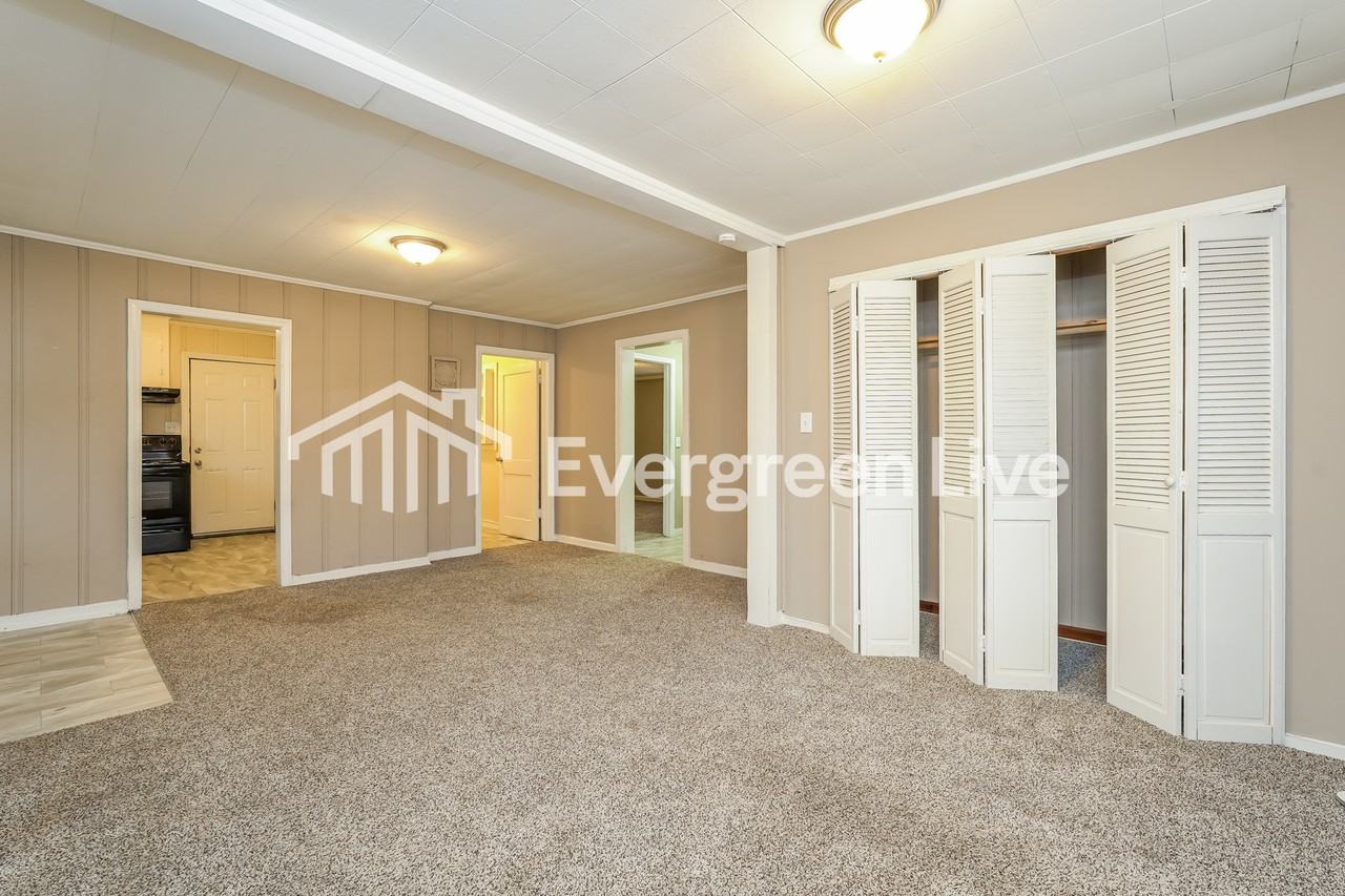 222 Charles Ave - Photo 5 of 15