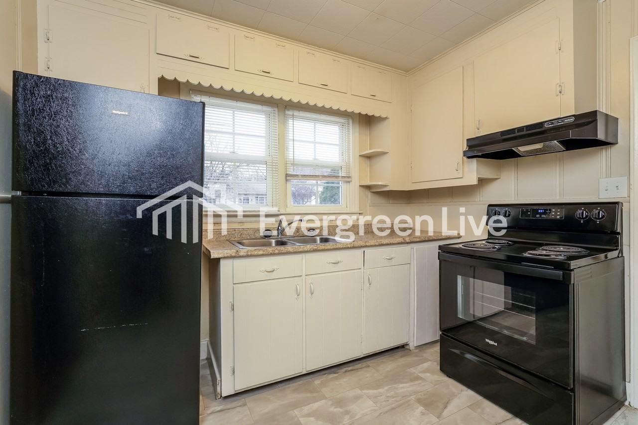 222 Charles Ave - Photo 6 of 15