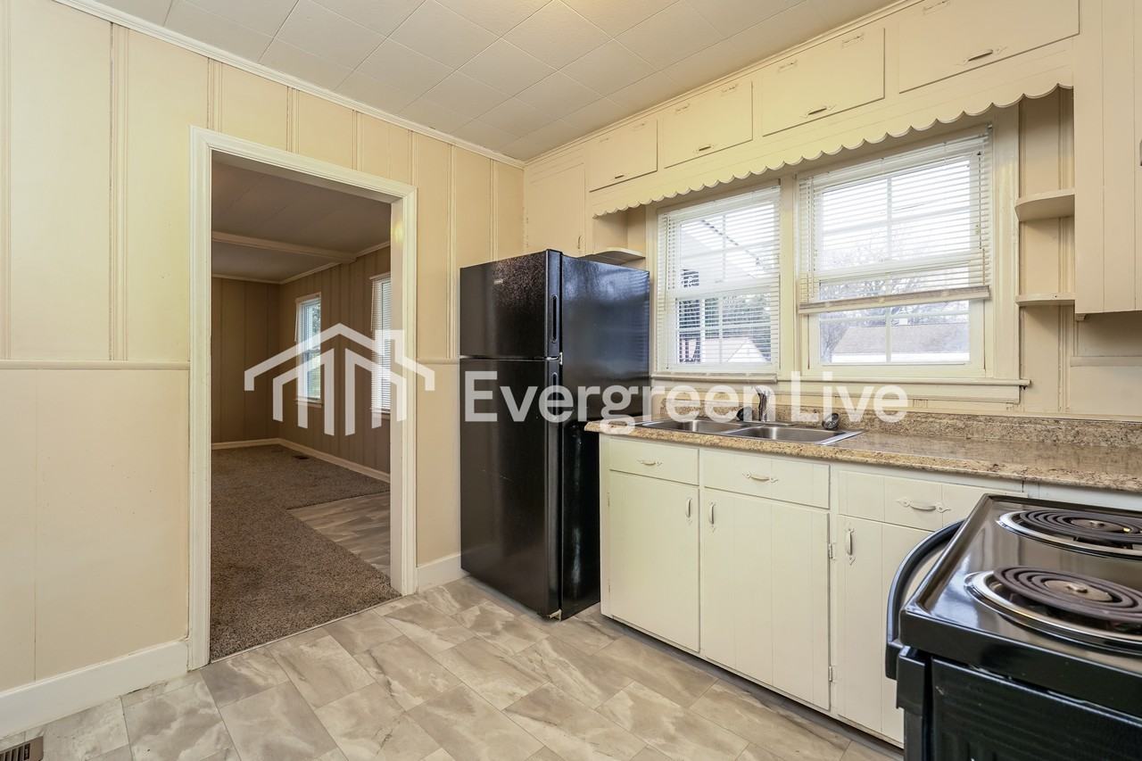 222 Charles Ave - Photo 7 of 15