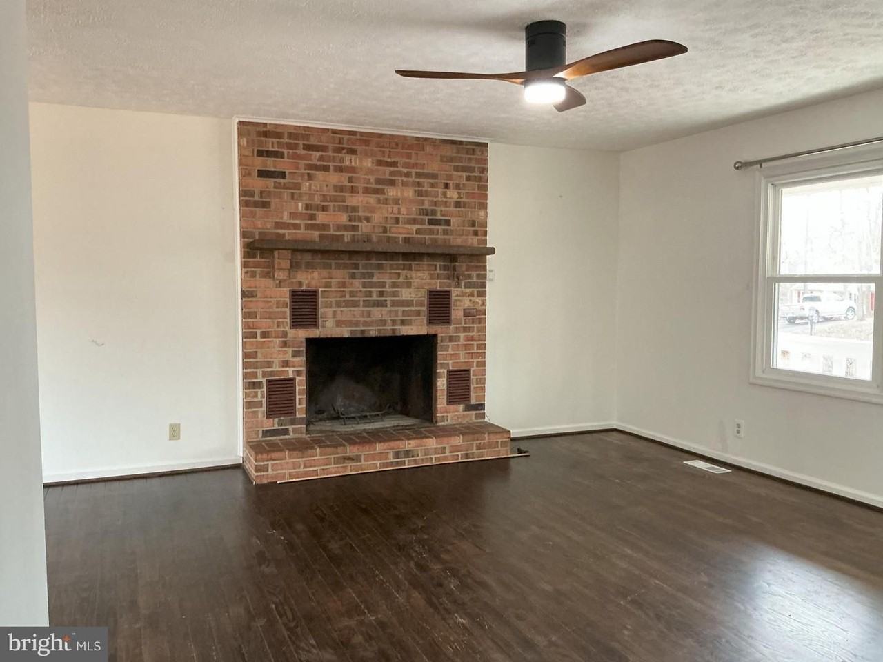 229 Washington St - Photo 4 of 17