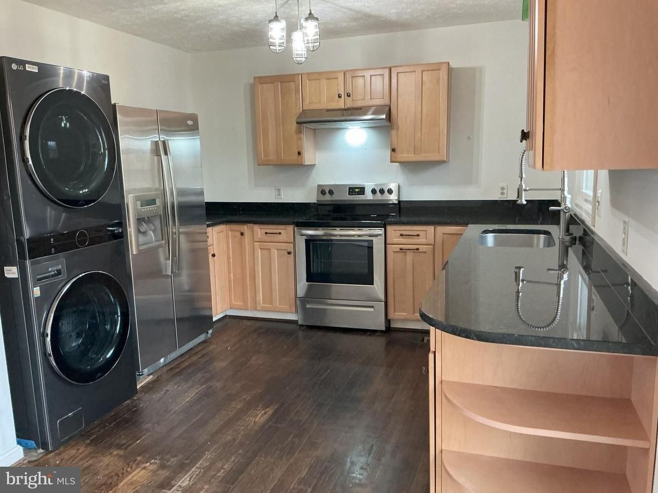 229 Washington St - Photo 5 of 17