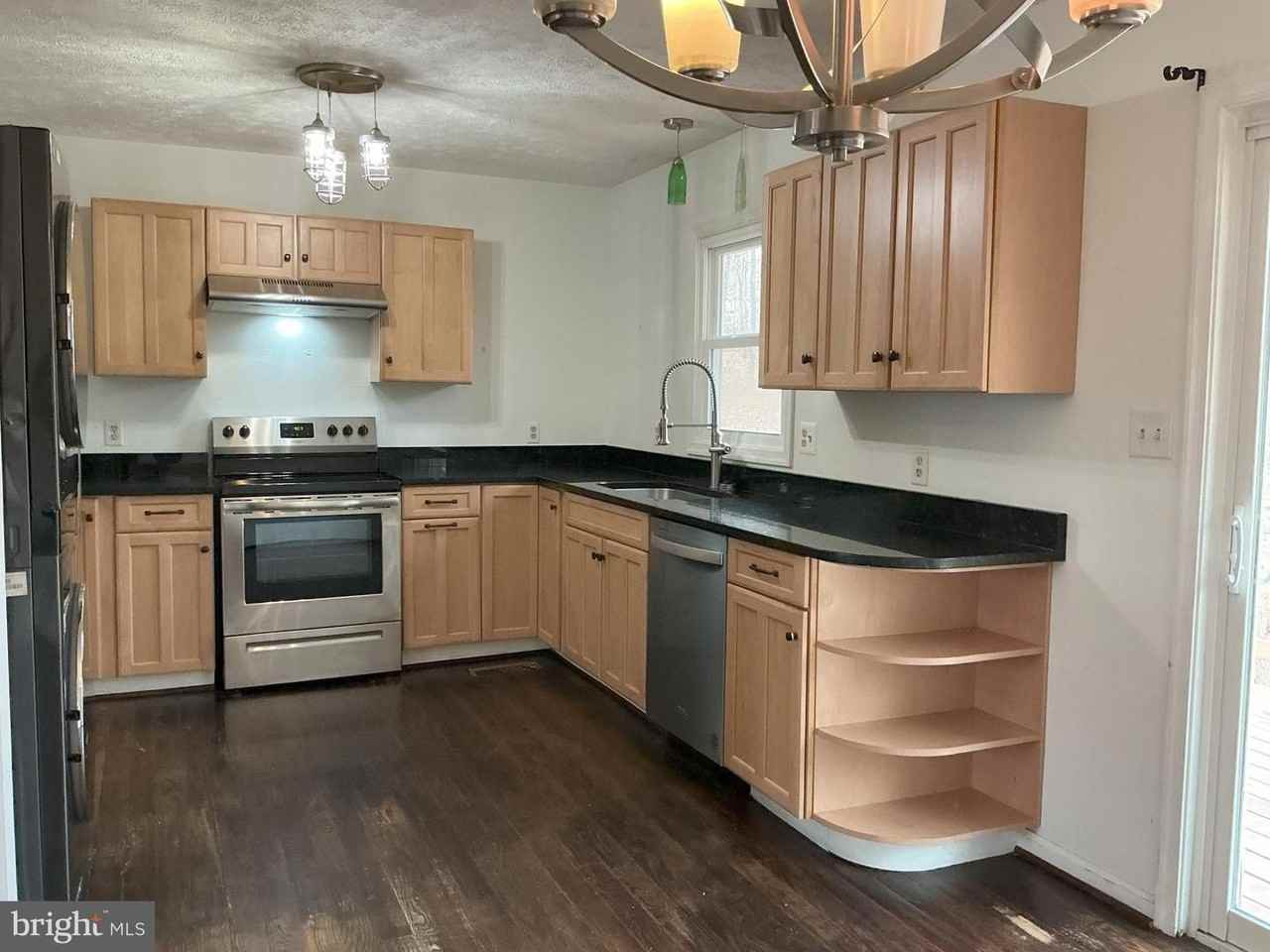 229 Washington St - Photo 6 of 17