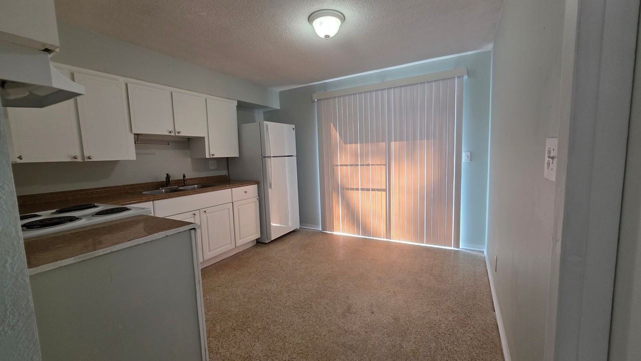 818 Harrington St - Photo 3 of 11