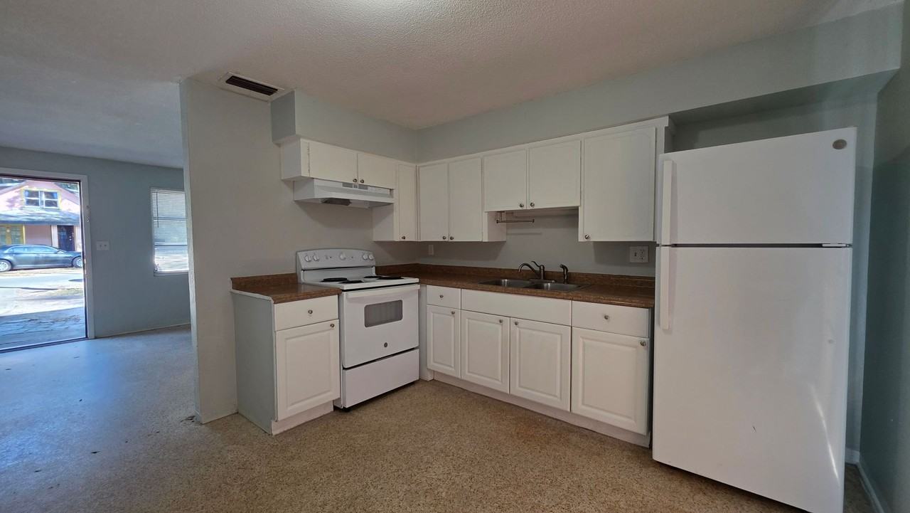 818 Harrington St - Photo 4 of 11