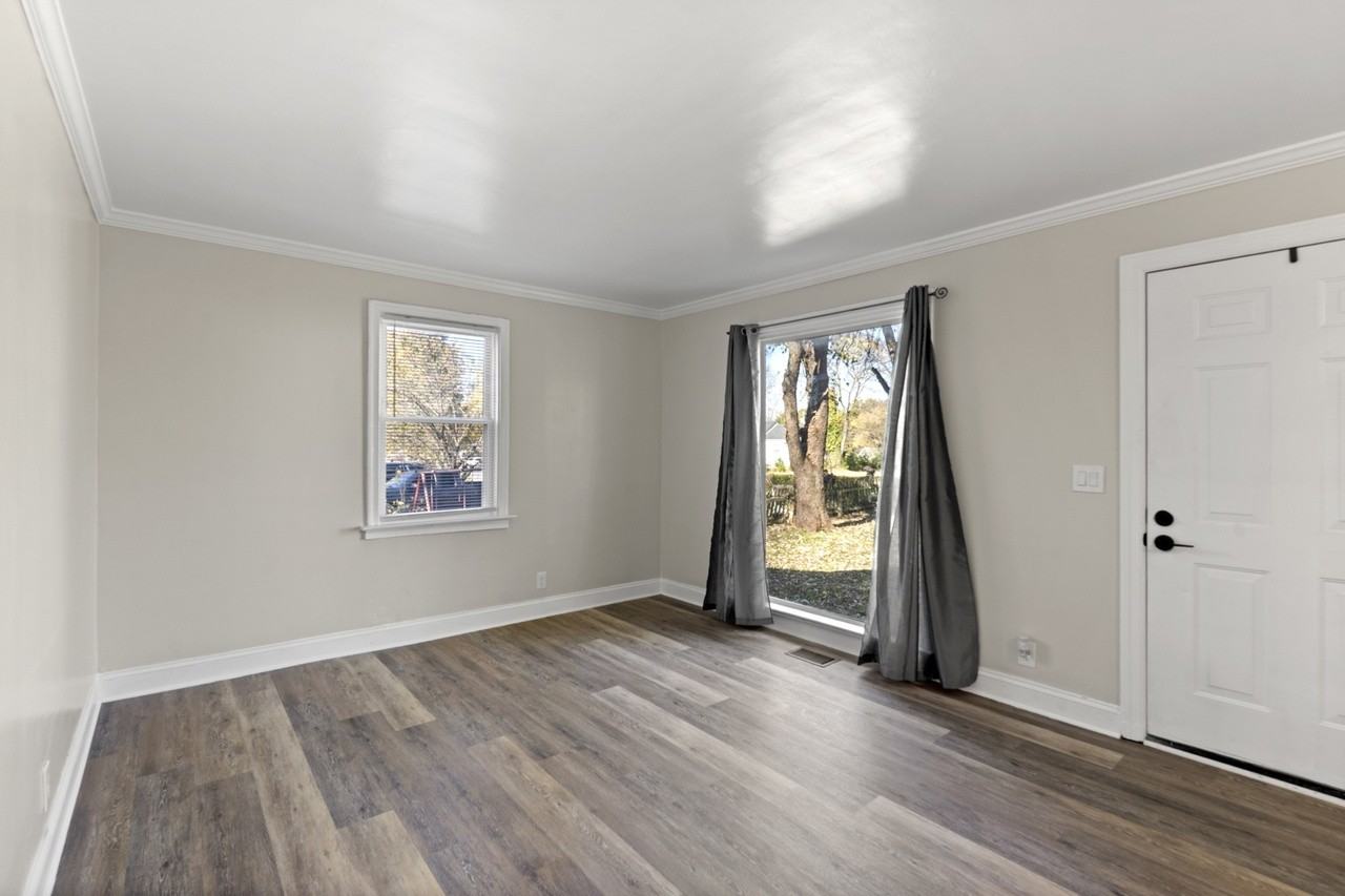 1211 Thompson Pl - Photo 3 of 17