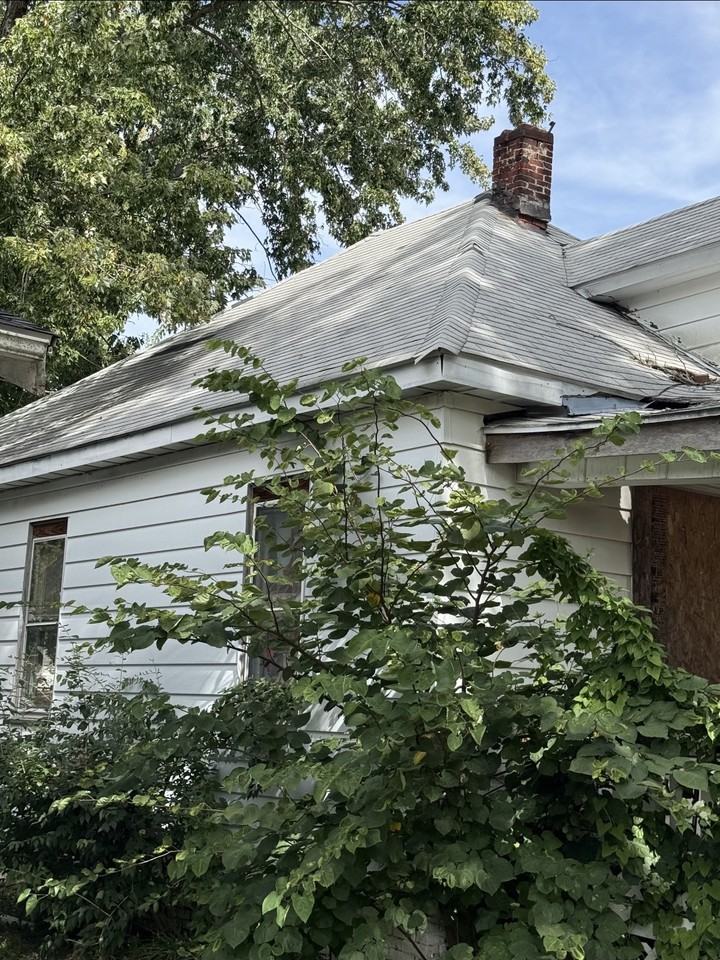 1096 W Green St - Photo 2 of 3