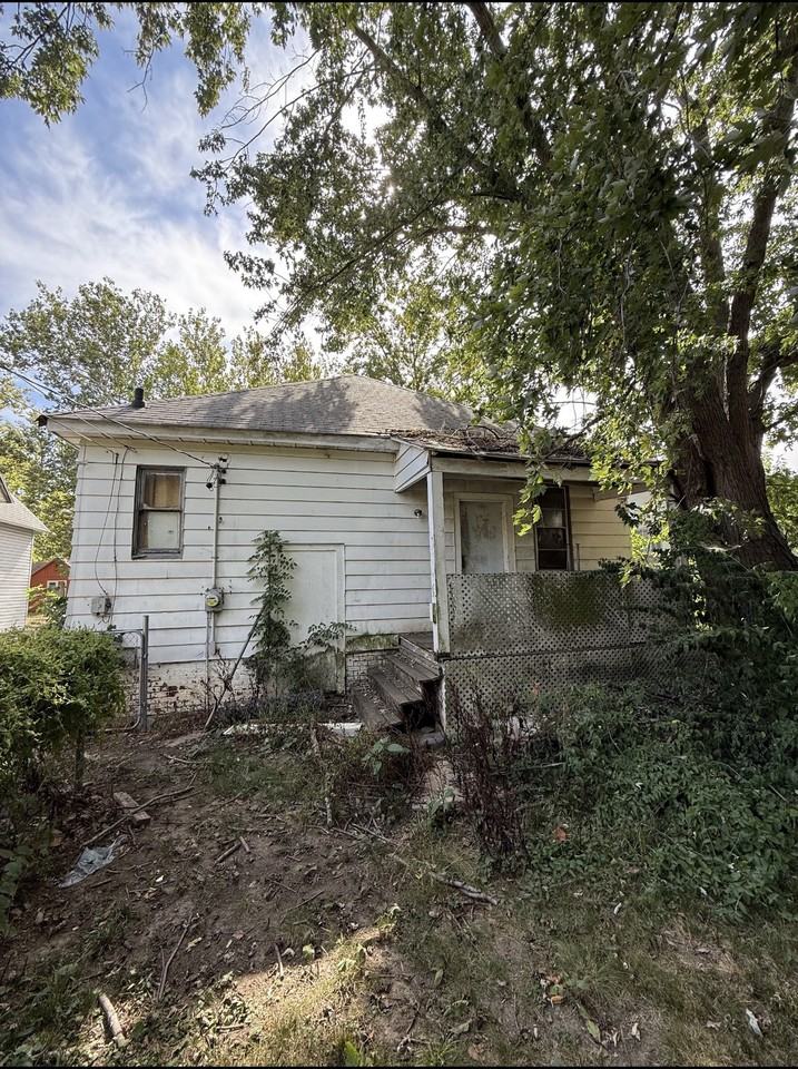 1096 W Green St - Photo 3 of 3