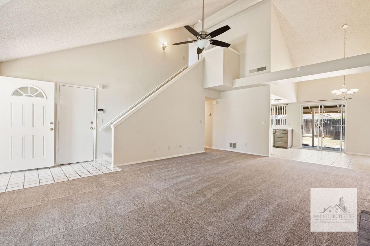 8840 N Barton Ave - Photo 3 of 12