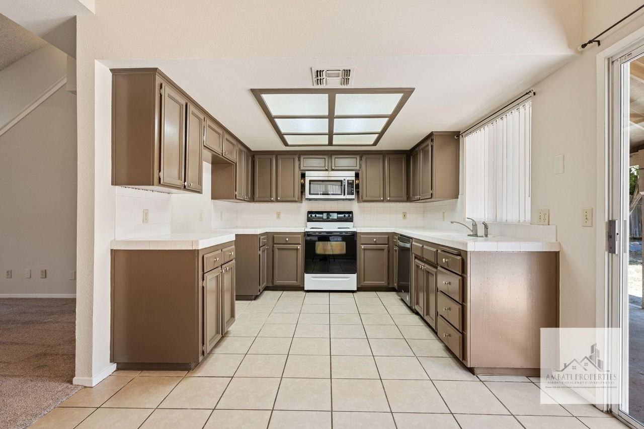 8840 N Barton Ave - Photo 5 of 12