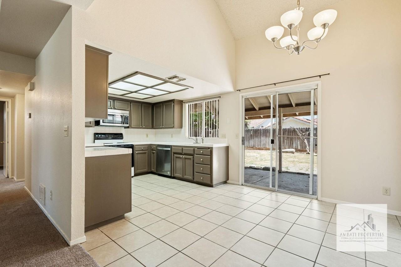 8840 N Barton Ave - Photo 6 of 12