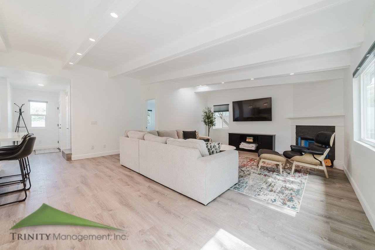 341 N Sierra Ave - Photo 4 of 20