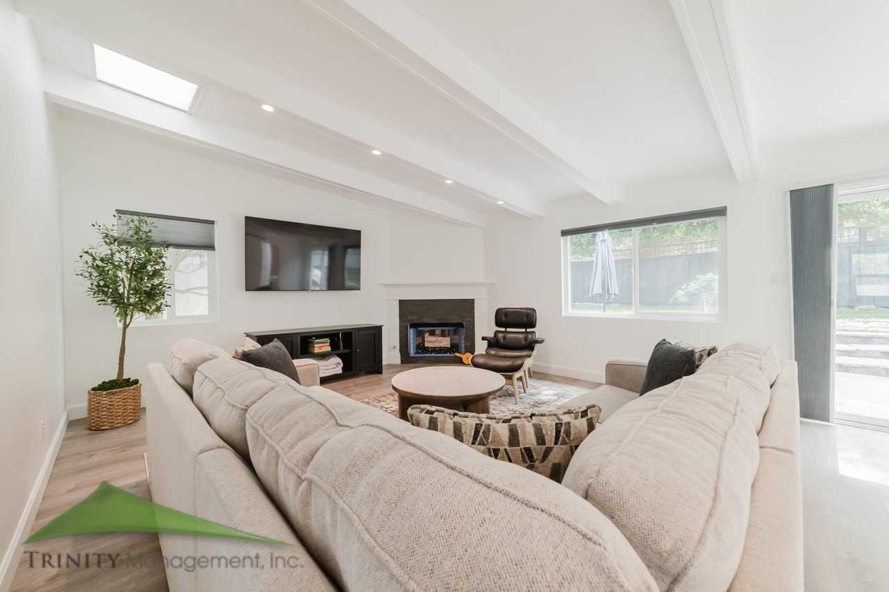341 N Sierra Ave - Photo 3 of 20