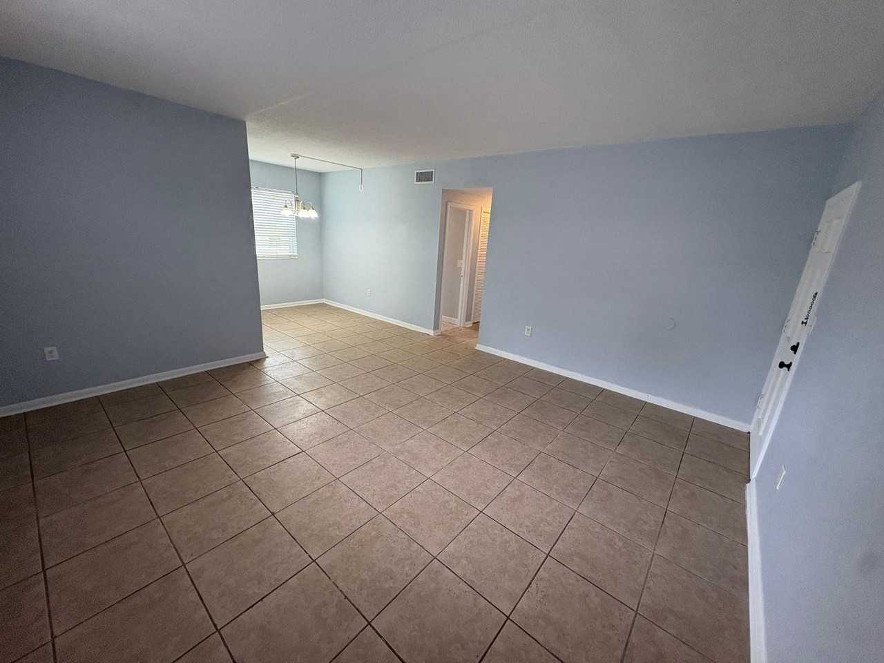 623 N Bay St #10 - Photo 3 of 9