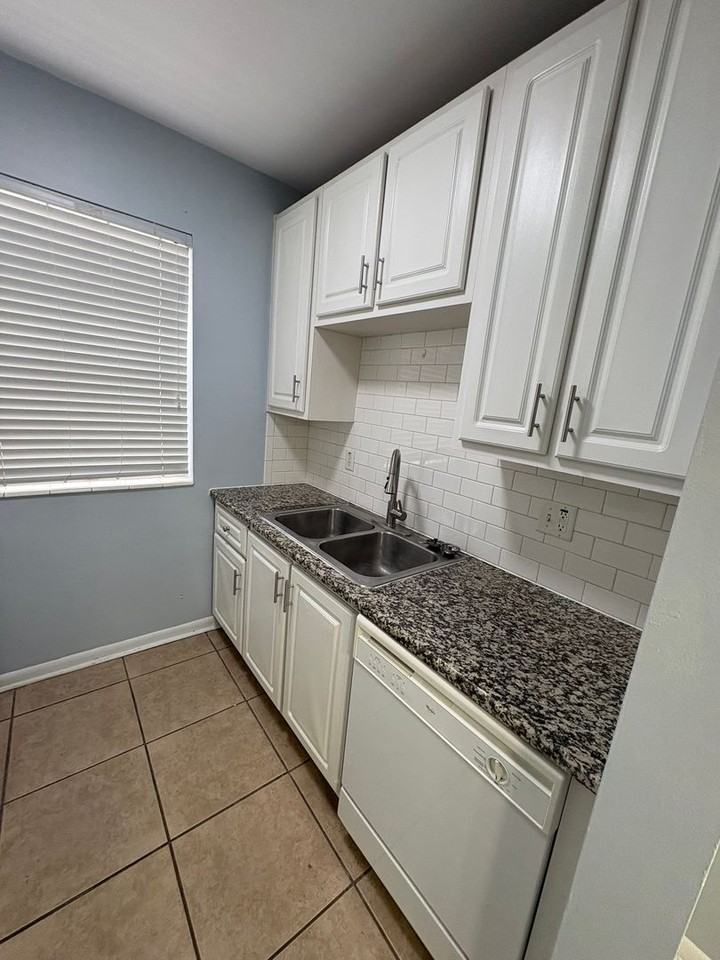 623 N Bay St #10 - Photo 4 of 9