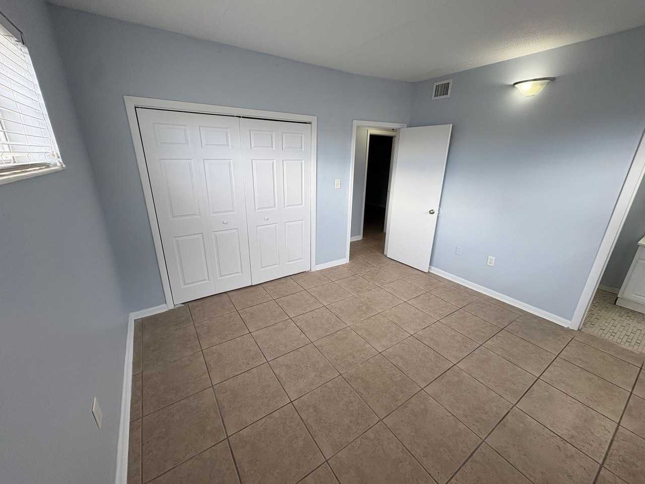 623 N Bay St #10 - Photo 7 of 9