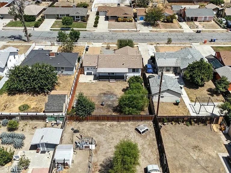 427 S Harvard St - Photo 2 of 3