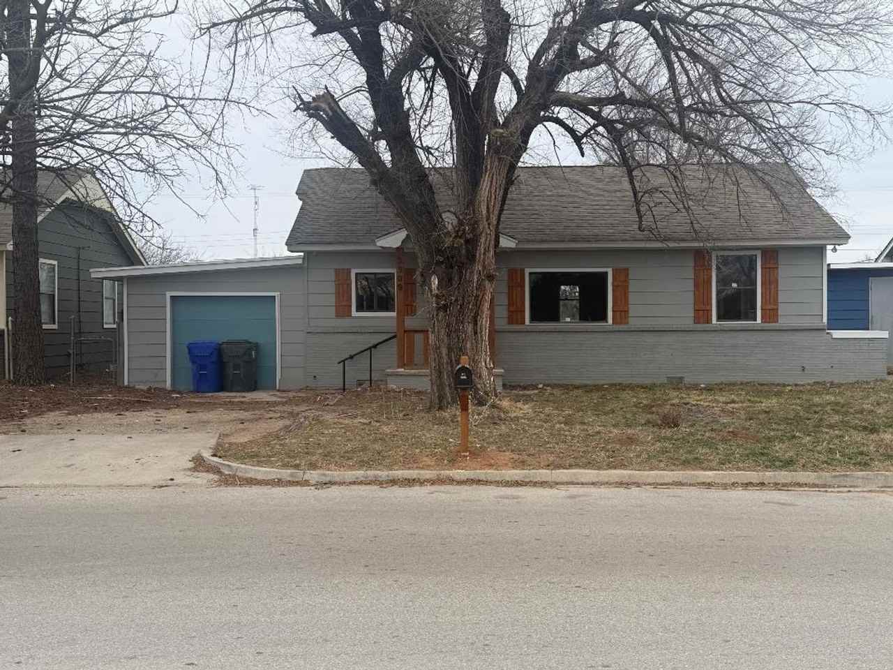 2309 Beverly Hills St - Photo 2 of 12